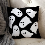 Almofada Espírito Negro e Halloween Branco voando<br><div class="desc">Celebre o Halloween em estilo com este travesseiro decorativo bonito com um padrão de fantasmas voadores assustadores. Design de dois lados em preto,  branco,  cinzas de carvão e cinzas de luz.</div>