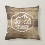 Almofada Esqui pólos de madeira rústico & montanha Aspen<br><div class="desc">Este travesseiro decorativo rústico caracteriza um logotipo branco com os pólos de uma montanha tampada neve e de esqui do vintage ajustados contra um fundo da madeira do falso. O texto corajoso, retro lê o ESQUI CO - mude a seu estado - VT do ESQUI, TA do ESQUI, etc. Igualmente...</div>