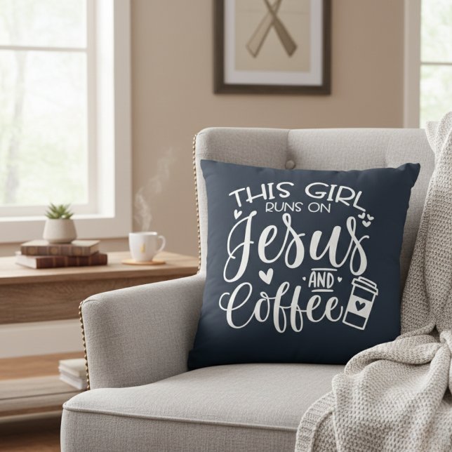 Almofada Essa garota corre em Jesus e café (This Girl Runs on Jesus and Coffee Throw Pillow)