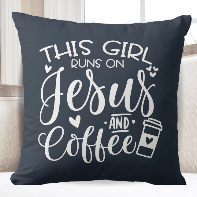 Almofada Essa garota corre em Jesus e café (This Girl Runs on Jesus and Coffee Throw Pillow)