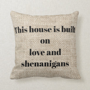 Almofada Esta casa construída no amor e nos Shenanigans