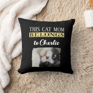 Almofada Esta mãe gata pertence ao nome do amarelo-preto