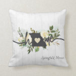 Almofada Estado do Missouri personalizou sua rusticidade da<br><div class="desc">O Estado Do Missouri Personalizou O Seu Design Floral Russo De Chic City. Com bonito flores brancas amarelas e creme, pinceladas de pincel, forma cardíaca bonitinha, textura branca-chic e letra de script de pincel. Faz um presente de excelente para qualquer pessoa do Estado de residência do Missouri, membros da família,...</div>