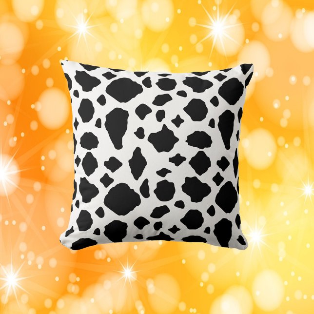 Almofada Estampa de Vaca Preto e Branco (A throw pillow with a black and white cow pattern)