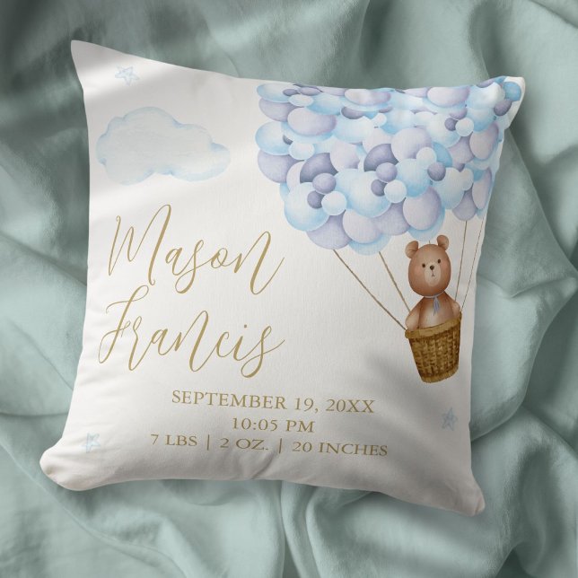 Almofada Estatísticas de Nascimento de Bebê Menino com Balõ (Teddy Bear Blue Balloons Baby Boy Birth Stats Throw Pillow)