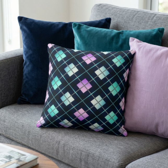 Almofada Estilo Retro de Ficção Científica dos Anos 80 Pret (Multicolored argyle design pillow sitting on a couch with other pillows.)