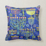 Almofada Estrela de David Hanukkah, Dourada Menorah Azul-Ch<br><div class="desc">Este travesseiro decorativo de Natal apresenta um padrão chic de ouro,  menorah verde e roxo e estrela dourada de David sobre um fundo azul. Projetado pelo renomado artista Tim Coffey.</div>