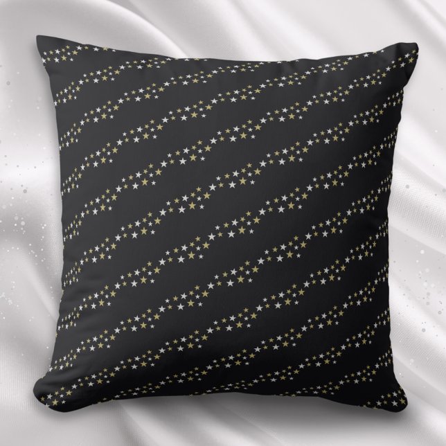 Almofada Estrelas de prata Douradas falsas - carvão preto p (An elegant black cushion patterned with faux gold and silver stars)