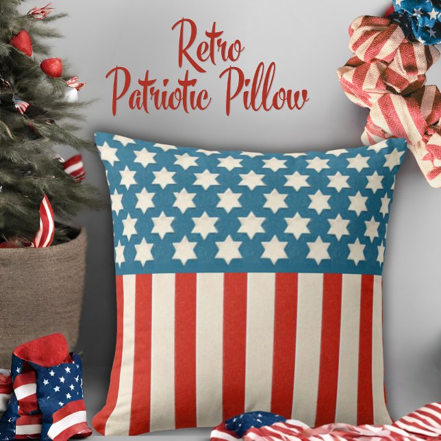 Almofada Estrelas e faixas de bandeira retrô-americanas da  (Vintage Retro American Flag Stars and Stripes Throw Pillow)