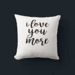 Almofada Eu Amo Mais Design de Amor Elegante<br><div class="desc">Design de amor elegante com detalhes refinados,  ideal para casamentos,  aniversários ou enfeites de casa sofisticados.</div>