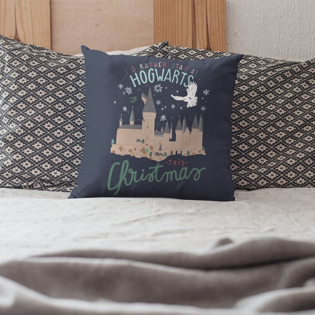 Almofada Eu Preferiria Ficar em Hogwarts neste Natal (Pillow on bed)