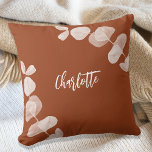 Almofada Eucalipto (eucalipto) - terra laranja queimada<br><div class="desc">Um fundo cor de laranja,  poeirento,  decorado com eucalipto. Personalize e adicione um nome.</div>