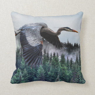 Almofada Excelente voador Blue Heron e Misty Forest Wildlif