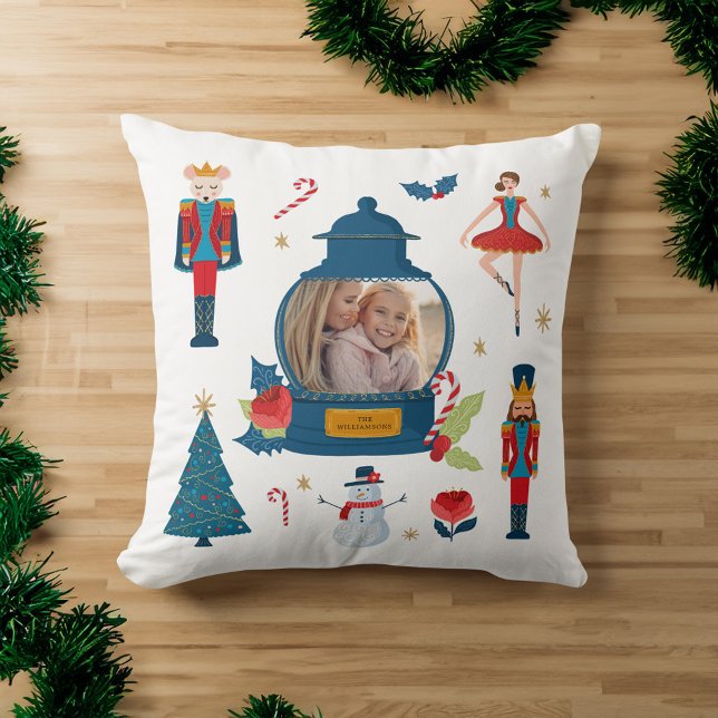 Almofada Fa La Oh Que Charactores Divertidos De Nozes De Na (Fa La Oh What Fun Christmas Nutcracker Characters Throw Pillow)