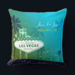 Almofada Fabuloso Casal de Casamento de Las Vegas Keepsasae<br><div class="desc">Famoso cartaz na rua Las Vegas, palmeiras adoráveis e céu verde estrelado e musgo ilustrado em Cushions personalizados. Fácil de personalizar o texto de amostra com sua própria redação para criar um presente de casamento, noivado, chá de panela, festa de solteira ou aniversário de na moda e capricho! ((Você pode...</div>