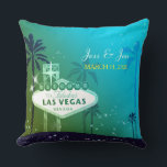 Almofada Fabuloso Casal de Casamento de Las Vegas Keepsasae<br><div class="desc">Famoso cartaz na rua Las Vegas, palmeiras adoráveis e céu verde estrelado e musgo ilustrado em Cushions personalizados. Fácil de personalizar o texto de amostra com sua própria redação para criar um presente de casamento, noivado, chá de panela, festa de solteira ou aniversário de na moda e capricho! ((Você pode...</div>