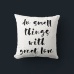 Almofada Faça coisas pequenas com o travesseiro de excelent<br><div class="desc">Faça coisas pequenas com amor excelente: uma citação inspiradora para viver.</div>