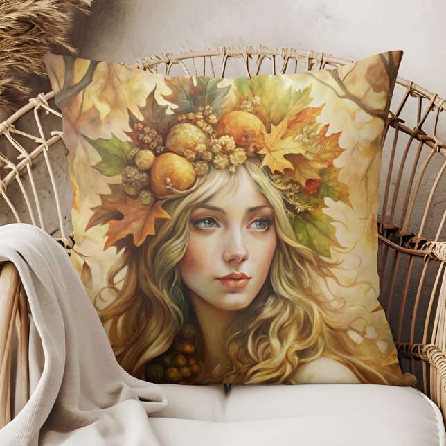 Almofada Fada De Folha De ouro - Sotaque De Cozy Boho No Ou (Golden Leaf Crown Fairy - Cozy Boho Autumn Accent Throw Pillow in a boho rattan armchair)