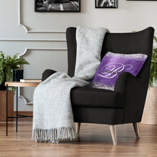 Almofada Falso Monograma de Brilho Prateado em Folha de ame (Silver Glitter Purple Faux Foil Monogram Throw Pillow)