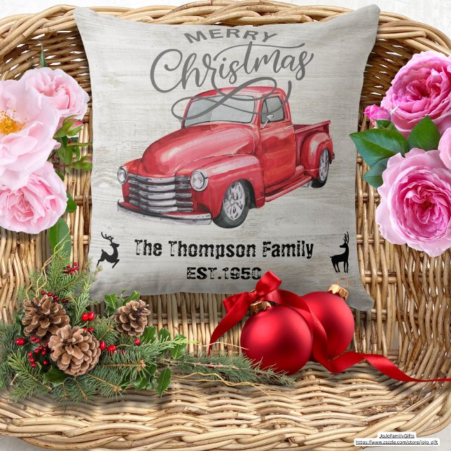 Almofada Família de Caminhões Vermelhos de madeira russa El (Trendy vintage red truck for family. Merry Christmas. Rustic wood background. Elegant Christmas deco)