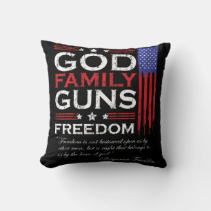 ALMOFADA FAMILY GOD GUNS AND FREEDOM CHRISTIAN MAGA  TRUMP 