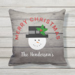 Almofada Farmhouse Russo Christmas Snowman Family Name<br><div class="desc">Farmhouse Rustic Farmhouse Christmas Snowman Family Name Outdoor Travesseiro é desenhado com madeira de celeiro de moda e tem um bonitinho bonitinho de boneco de neve vestindo um chapéu preto com folha de groselha verde e vermelha. O texto é "Feliz Natal" curvado no topo da cabeça do boneco de neve...</div>