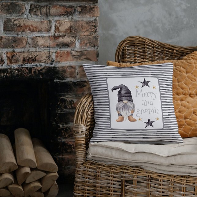 Almofada Farmhouse Winter Gnomo em Buffalo no Natal (Elevate your holiday decor with the Farmhouse Winter Watercolor Gnome Christmas Throw Pillow. )