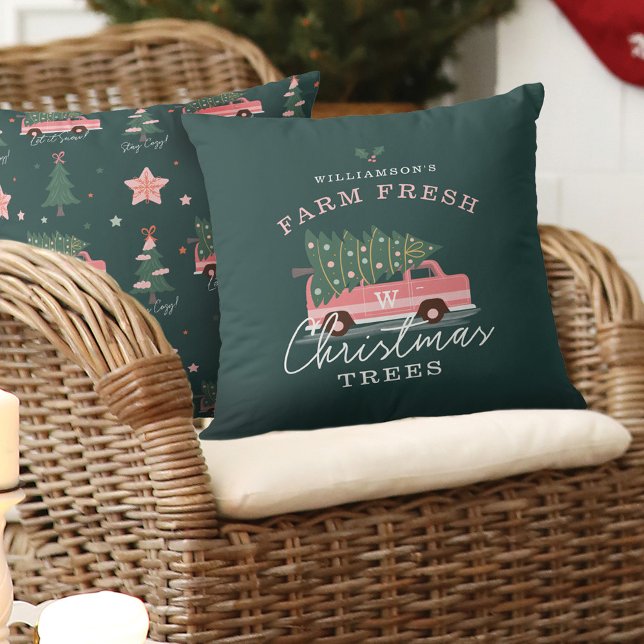 Almofada Fazenda da família Árvores de Natal frescas, cor-d (Family's Farm Fresh Christmas Trees Pink Retro Van Throw Pillow)