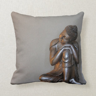 Almofada Feche acima de Buddha de prata calmo
