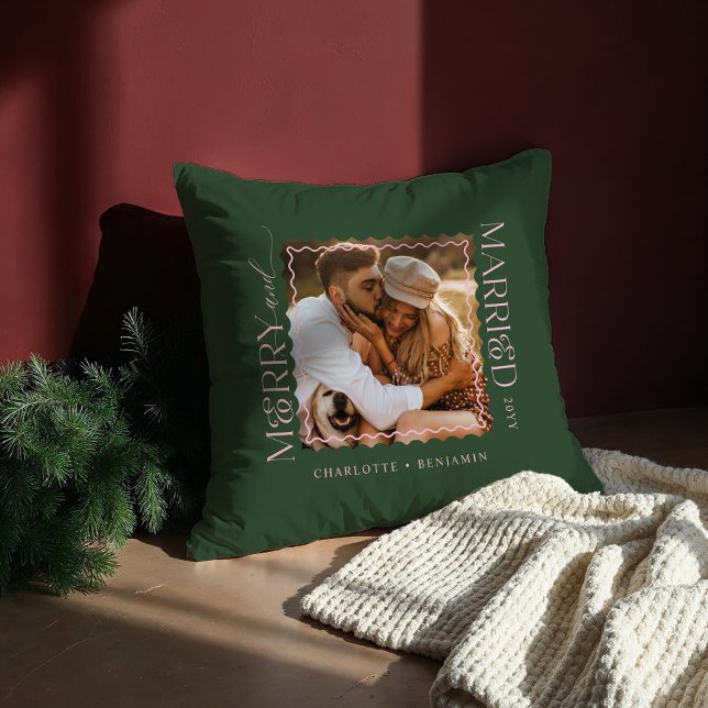 Almofada Feliz & Casado com a manutenção mínima de fotos on (Merry & Married Modern Minimal Wavy Photo Keepsake Green Throw Pillow)