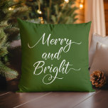 Almofada Feliz de Natal e Verde Brilhante<br><div class="desc">Design inversível e mínimo com "Feliz e Brilho" na tipografia moderna da escrita branca contra um fundo verde da floresta de um lado e um fundo vermelho arrojado do outro lado.</div>