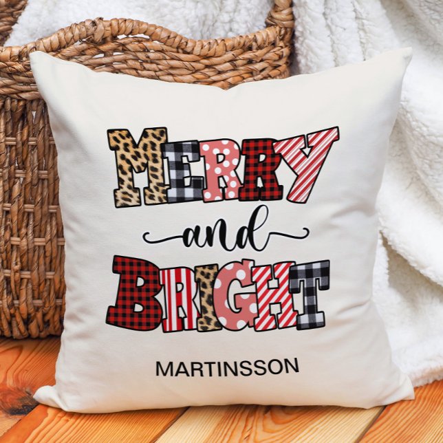 Almofada Feliz de Natal - Nome da Xadrez do doce brilhante ("Merry and Bright" Christmas decorator pillow personalized with your name.)