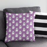 Almofada Feliz Dia das Bruxas do Fantasma Roxo<br><div class="desc">Boo! O travesseiro decorativo de decoração de Halloween apresenta um padrão de fantasmas voadores brancos e pretos felizes contra uma cor de fundo roxa personalizável.</div>