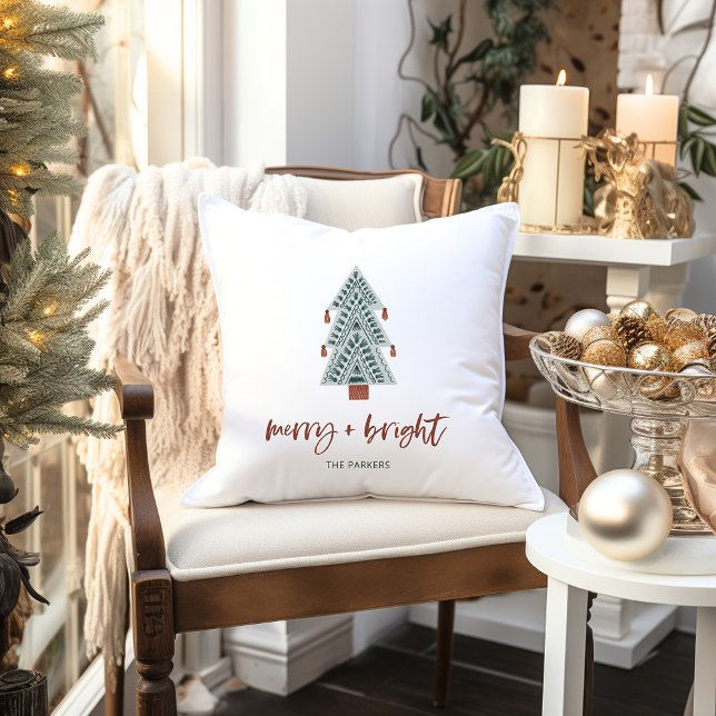 Almofada Feliz e Brilho | Árvore de Natal Boho (A trendy, boho holiday pillow with a cute green Christmas tree and casual terracotta script)