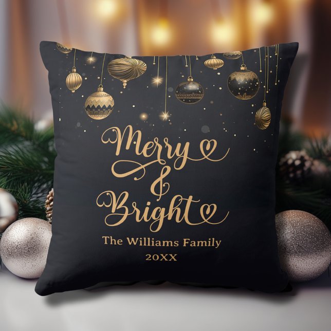 Almofada Feliz e Natal Dourado e Brilhante (Merry and Bright Custom Christmas Throw Pillow in Black with Gold Ornaments, Family Name, Year.)