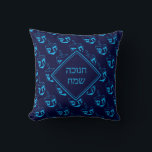 Almofada FELIZ HANUKKAH | ח נ ו כ ה ש מ ח | MARINHO de Drei<br><div class="desc">TRAVESSEIRO DECORATIVO azul marinho à meia-noite para celebrar HANUKKAH. Marinho e tema azul ciano com impressão ciano DREIDEL. Há um texto personalizável na frente que diz HANUKKAH BLESSINGS em hebraico, e no verso, para que você possa personalizar com sua própria saudação e/ou nome. Outras versões disponíveis na Coleção HANUKKAH por...</div>