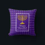 Almofada FELIZ HANUKKAH | Menorah | Estrela de David | Roxo<br><div class="desc">Na moda roxo travesseiro HANUKKAH com estrela prateada falsa de David em sutil padrão de fundo. O texto do marcador de posição é personalizável para que você possa alterar HAPPY HANUKKAH para uma saudação de sua própria escolha (texto de tamanho semelhante) ou em seu próprio idioma. Parte da coleção HANUKKAH....</div>
