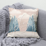 Almofada Feliz Natal em Woodland. Floresta de inverno<br><div class="desc">travesseiro decorativo de Natal "Joy" com a natureza da floresta nórdica em cores azuis cor-de-rosa-rosa para Feriados de inverno.</div>