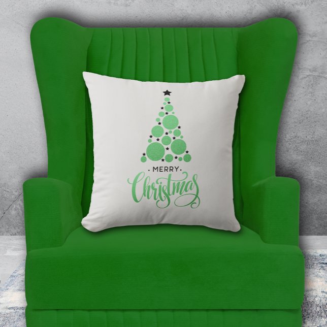 Almofada Feliz Natal Feriado das Árvores Verdes Modernas (PIllow with Merry Christmas and modern green Christmas tree on pale gray background. Choose size. )