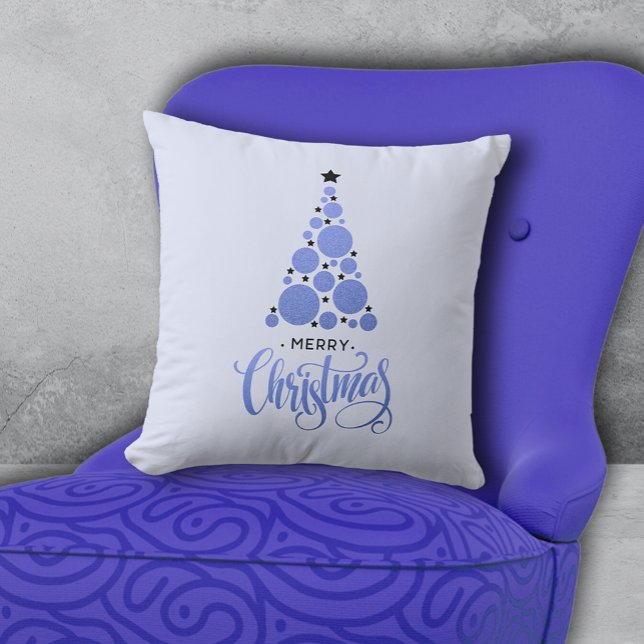 Almofada Feliz Natal Feriado de Árvore Azul Moderno (PIllow with Merry Christmas and modern blue Christmas tree on pale blue background. Choose size. )