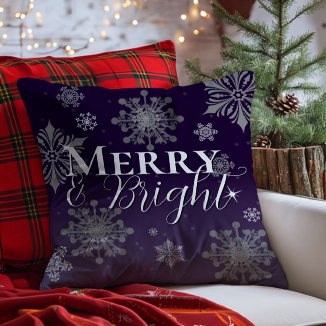 Almofada Feliz roxa e flocos de neve brilhantes Natal (Purple Merry and Bright Snowflakes Christmas Throw Pillow)