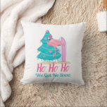 Almofada Felny Flamingo Beach Christmas<br><div class="desc">Engraçado Flamingo Beach Surf design Gráfico travesseiro decorativo de Natal diz Como Não Temos Neve. Um flamingo cor-de-rosa e uma prancha de surfe perto de uma árvore de Natal azul-turquesa decorada com estrelas-do-mar e conchas. Estilo bonito de praia retrô para decoração natal durante toda a temporada de festas pelo mar....</div>