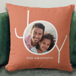 Almofada Feriado de Natal Personalizado<br><div class="desc">Este Travesseiro de Foto Feriado de Natal é decorado com a palavra JOY em uma simples tipografia branca sobre um fundo de terracota. Facilmente personalizável com sua foto e seu nome.</div>