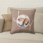 Almofada Feriado de Natal Personalizado do na moda<br><div class="desc">Este Travesseiro de Foto Feriado de Natal é decorado com a palavra JOY em tipografia branca moderna em fundo bege esticado. Facilmente personalizável com sua foto e seu nome.</div>