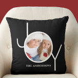 Almofada Feriado de Natal Personalizado Preto<br><div class="desc">Este Travesseiro de Foto de Natal é decorado com a palavra JOY em uma simples tipografia branca sobre fundo preto. Facilmente personalizável com sua foto e seu nome.</div>