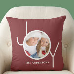 Almofada Feriado de Natal Personalizado Vermelho<br><div class="desc">Este Travesseiro de Foto de Natal é decorado com a palavra JOY em uma simples tipografia branca sobre fundo vermelho profundo. Facilmente personalizável com sua foto e seu nome.</div>