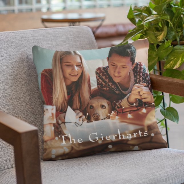 Almofada Feriado Personalizado da Família Natal (Christmas Photo with Pet Throw Pillow)