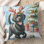 Almofada Festivo Labrador Cachorro de Retriever Cachorro Ca<br><div class="desc">Apresentando a adição perfeita ao seu decoro de Natal - nossos travesseiros de Natal Labrador Retriever! Disponíveis em labrador preto, amarelo ou chocolate, esses travesseiros são incontornáveis para qualquer amante de cachorro. Escolha entre cenas de lareira confortáveis, cachorros alegres na neve, ou cachorros-labradores festivos para fazer seu espaço vivo se...</div>
