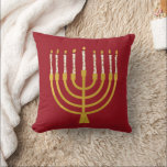 Almofada Festivo Menorah Hanukkah Celestial Velas Vermelhas<br><div class="desc">Velas de folha de ouro falsa para a comemoração de Chanucá. A ilustração menorah Whimsical com estrelas brancas cobria velas celestiais em um falso suporte de velas menorah dourada. Menorah starry Hanukkah ilustrou presentes de design e produtos de papel.</div>