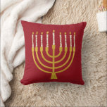 Almofada Festivo Menorah Hanukkah Celestial Velas Vermelhas<br><div class="desc">Velas de folha de ouro falsa para a comemoração de Chanucá. A ilustração menorah Whimsical com estrelas brancas cobria velas celestiais em um falso suporte de velas menorah dourada. Menorah starry Hanukkah ilustrou presentes de design e produtos de papel.</div>